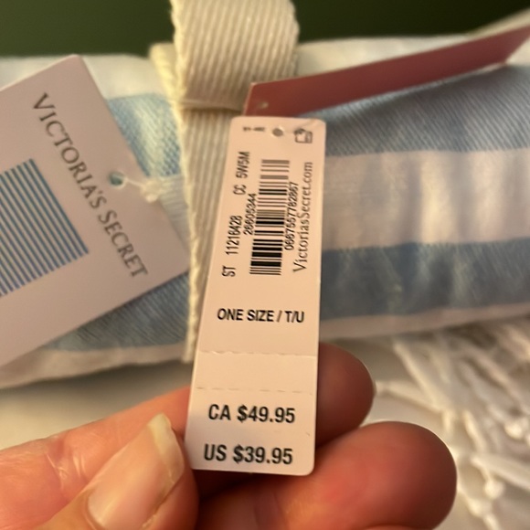 Victoria’s Secret beach blanket nwt - Picture 3 of 6